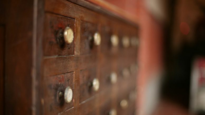 Restaurer un meuble chiné : les erreurs qui coûtent le plus cher